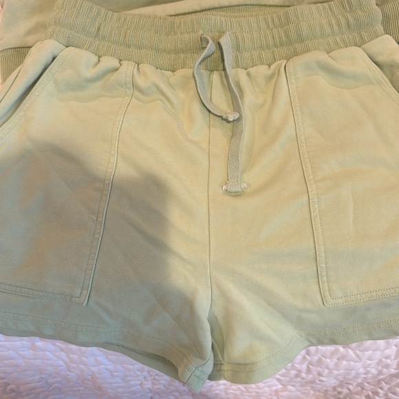 Sweatshirt and Shorts Set - Picture 2 of 6